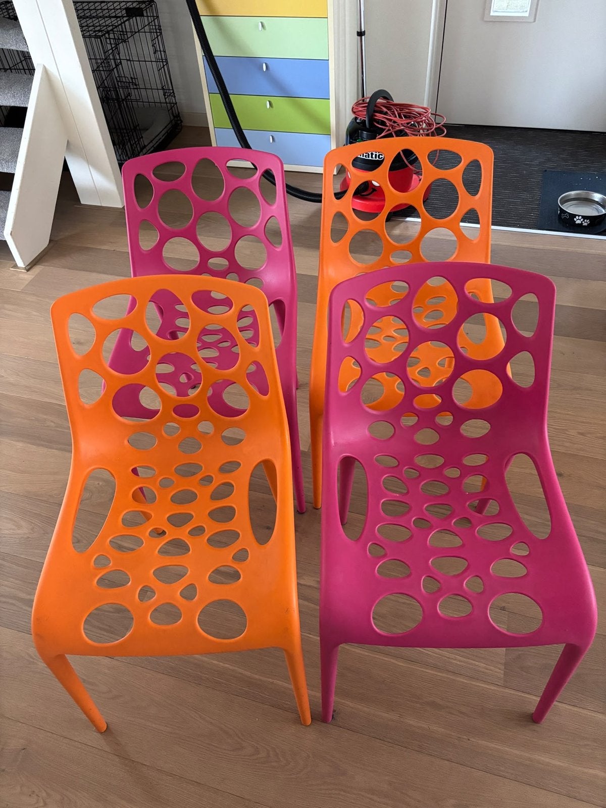 Set van 4 kleurrijke stoelen - Oranje en Roze, Ophalen, Kunststof, Gebruikt, Overige kleuren