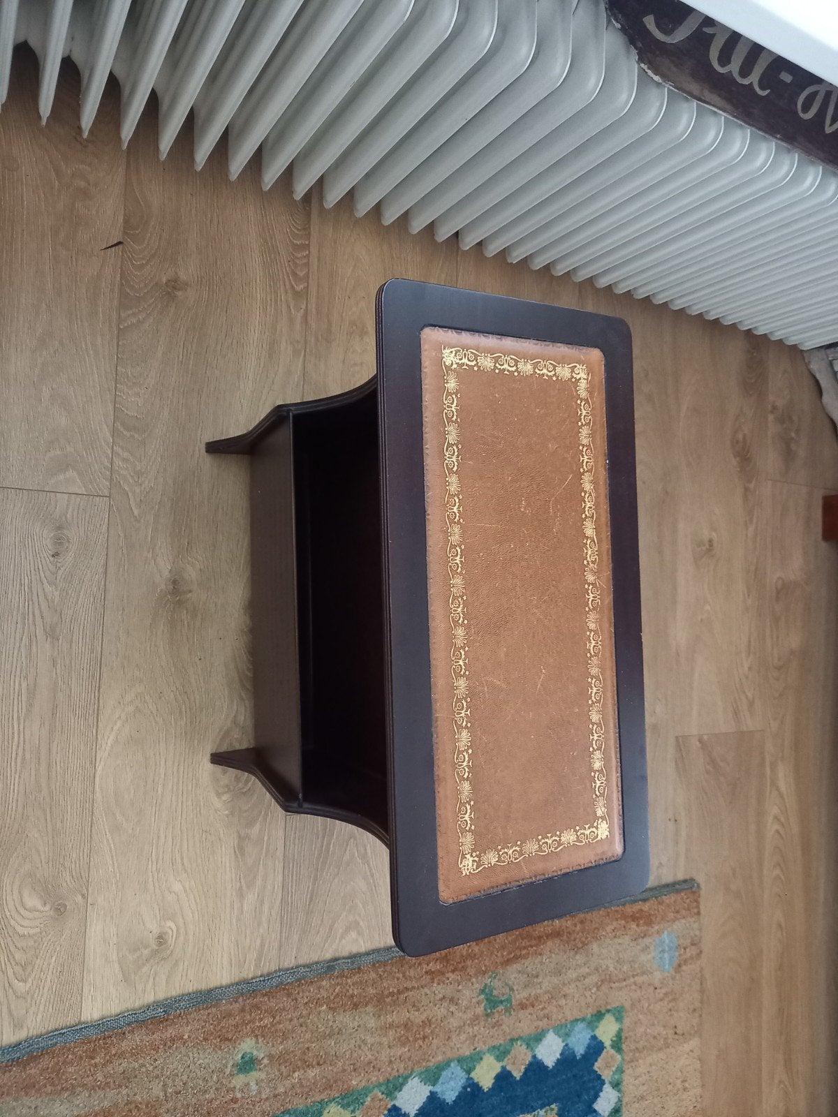 Houten krantenbak / lectuurbak met leren blad, Ophalen, Meerdere vakken, Gebruikt, Lectuurbak