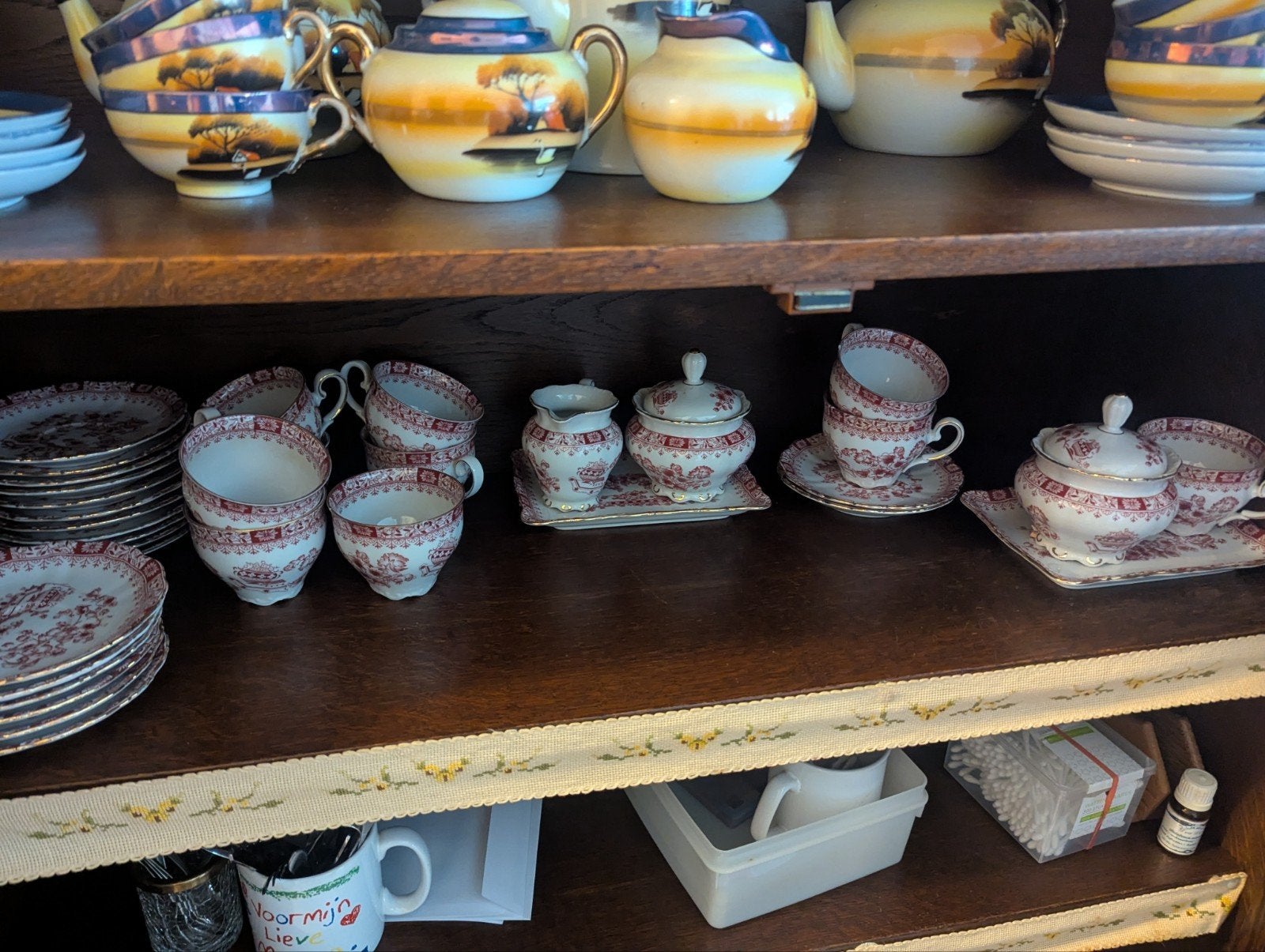 Antiek servies rood-wit met gouden randje, Antiek en Kunst, Antiek | Servies los, Ophalen
