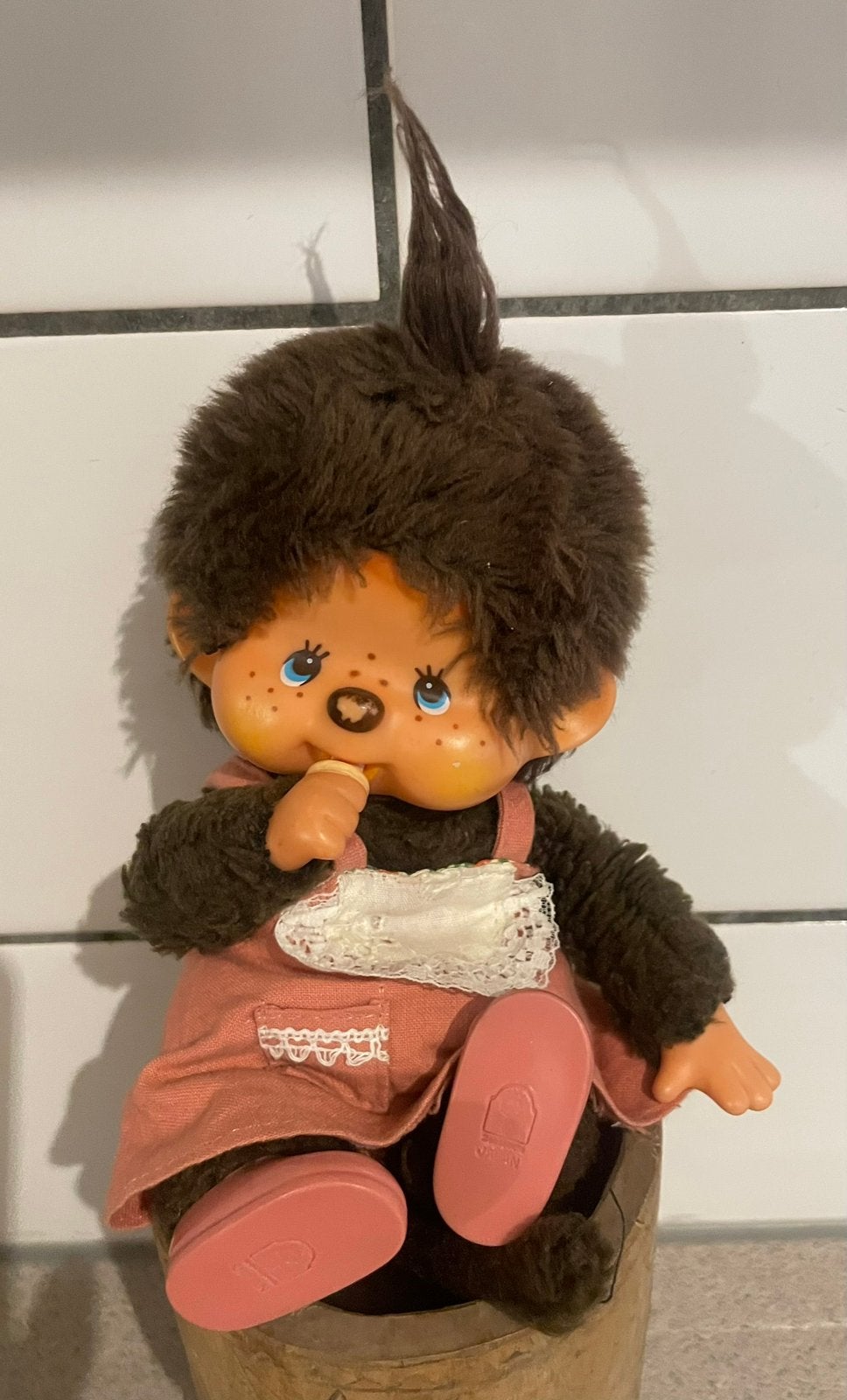 Monchichi Monchhichi aapje met jurkje en schoentjes, Ophalen of Verzenden, Zo goed als nieuw