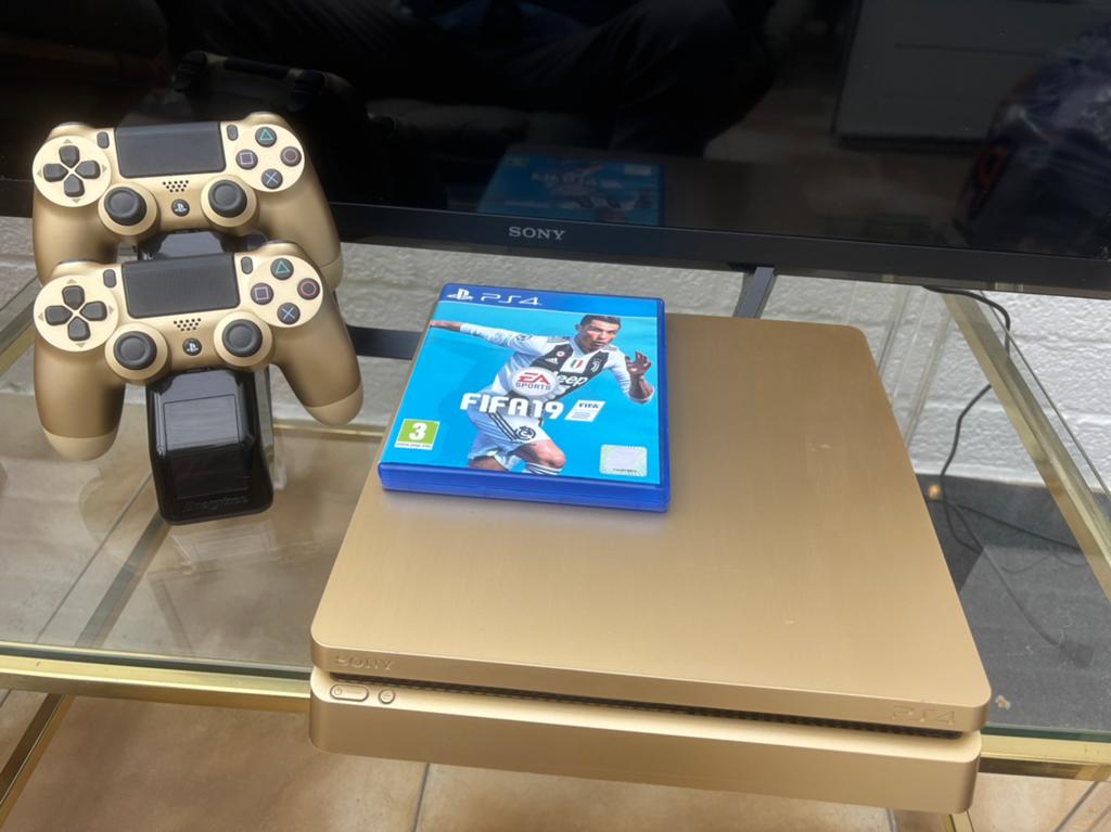 PlayStation 4 Limited Edition Gold met twe controllers, Met 2 controllers, Ophalen of Verzenden, Slim, 500 GB