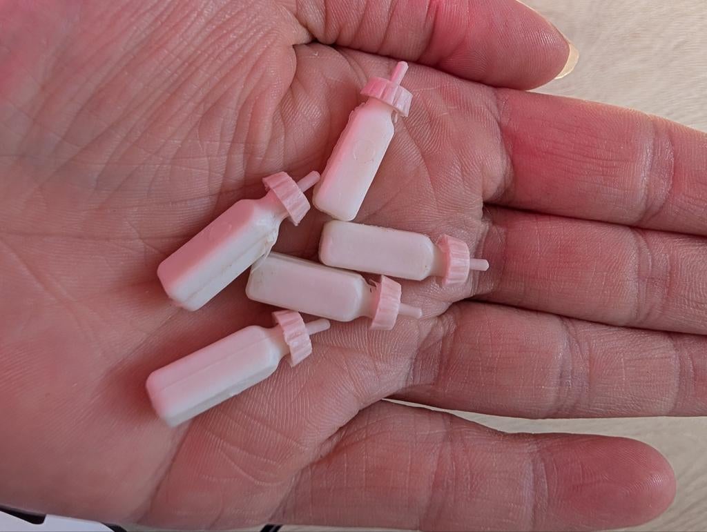 5 plastic flesjes poppenhuis - miniatuur babyflesjes, Kinderen en Baby's, Speelgoed | Poppenhuizen, Ophalen of Verzenden, Gebruikt