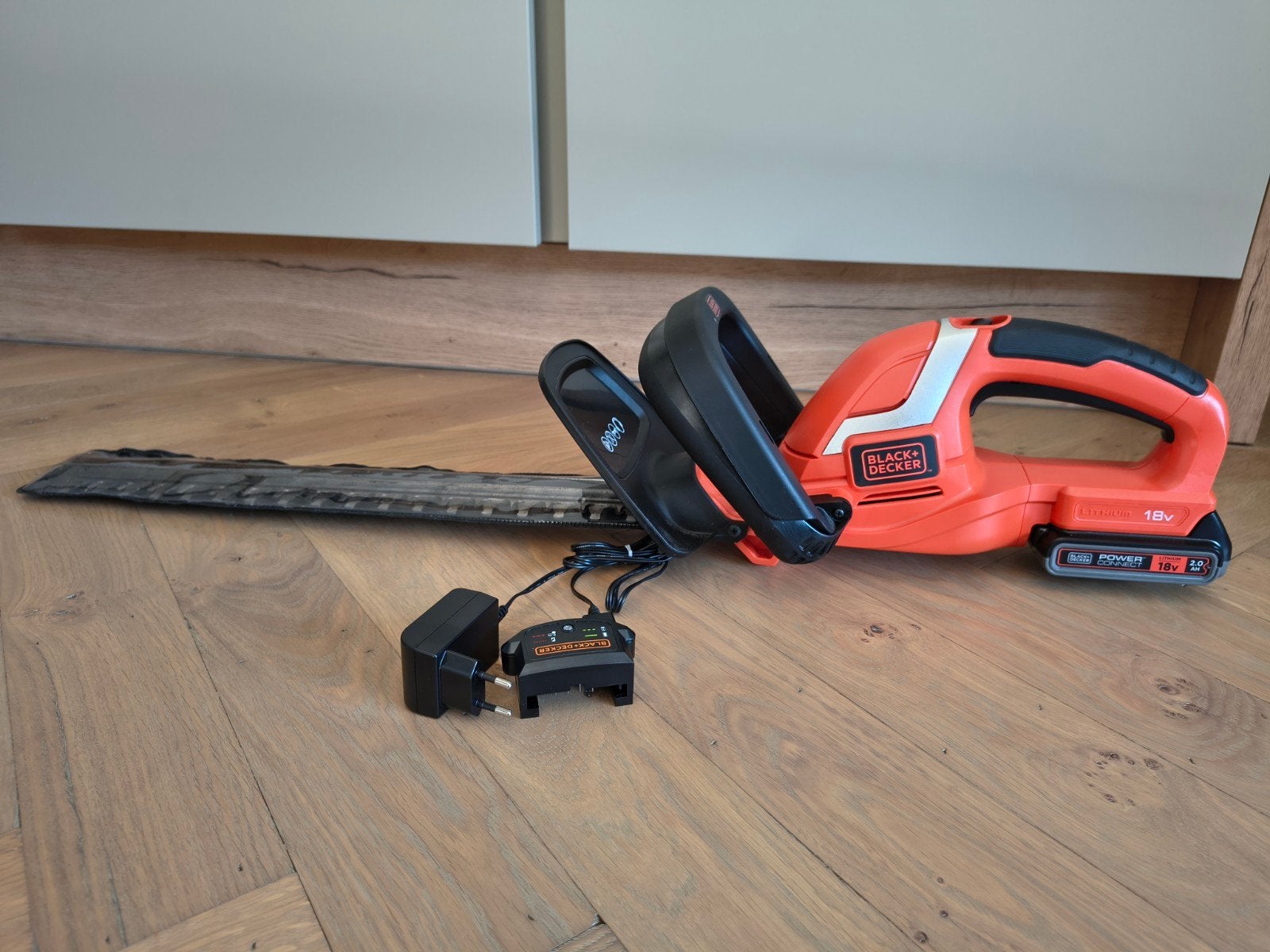 Black and Decker GTC1845L heggenschaar incl 18V 2.0Ah accu, Ophalen of Verzenden, Zo goed als nieuw, Accu, Black and Decker
