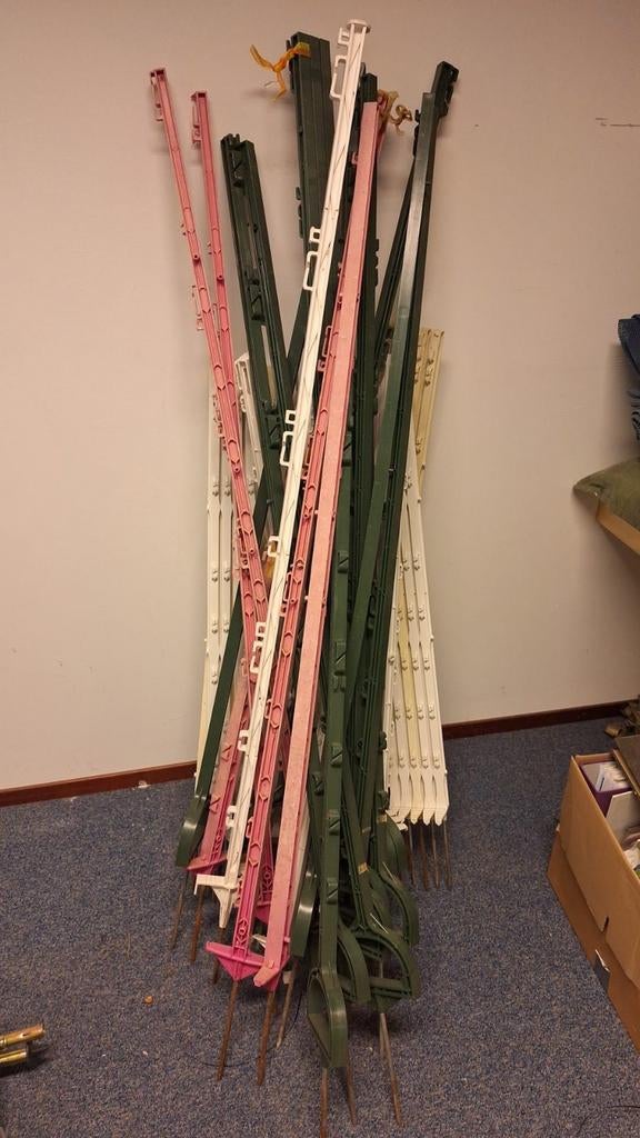 Weidepaaltjes( verkocht ) en weidenet ( nog te koop )