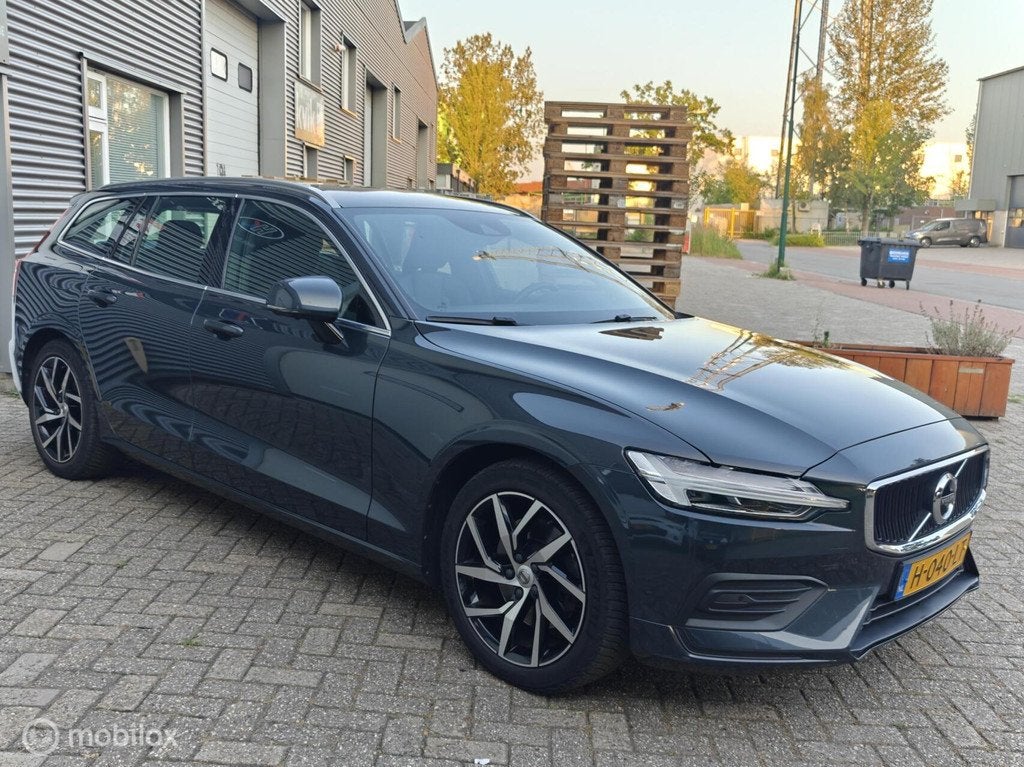 Volvo V60 2.0T4 211pk AUT8 Momentum Pro Leder Stoelverwarm., Auto's, 15 km/l, Euro 6, 4 cilinders, 1969 cc