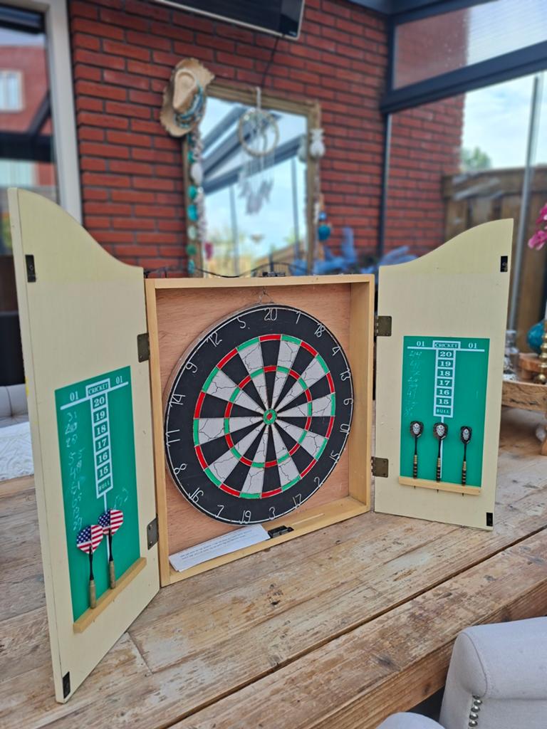 Dartbord in houten kast - Kings Head Pub & Lodging, Sport en Fitness, Darts, Ophalen of Verzenden, Gebruikt, Dartbord met pijlen