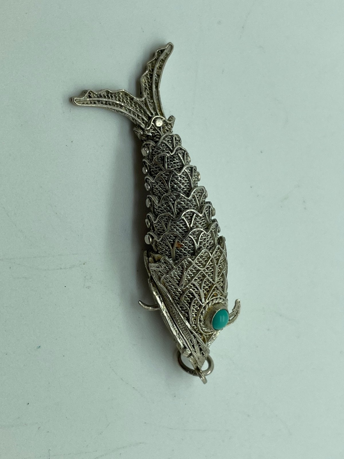 E739 Prachtige zilveren flexibele vis turkoois ogen, Sieraden, Tassen en Uiterlijk, Ophalen of Verzenden, Zilver, Hanger