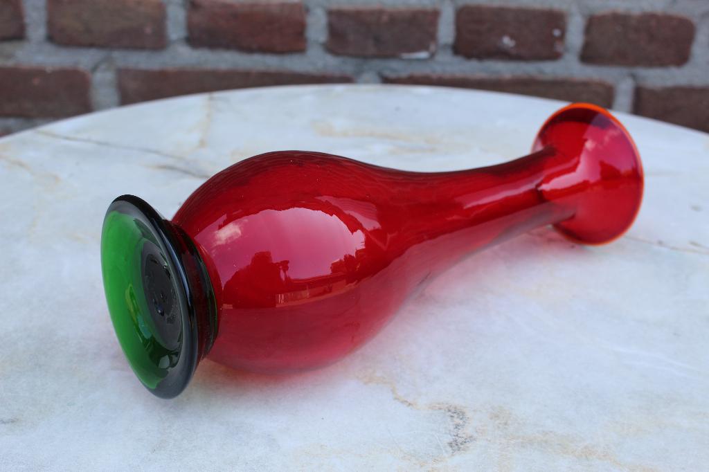 Handgeblazen glazen vaas rood en groen, Gebruikt, Ophalen of Verzenden, Glas, Minder dan 50 cm
