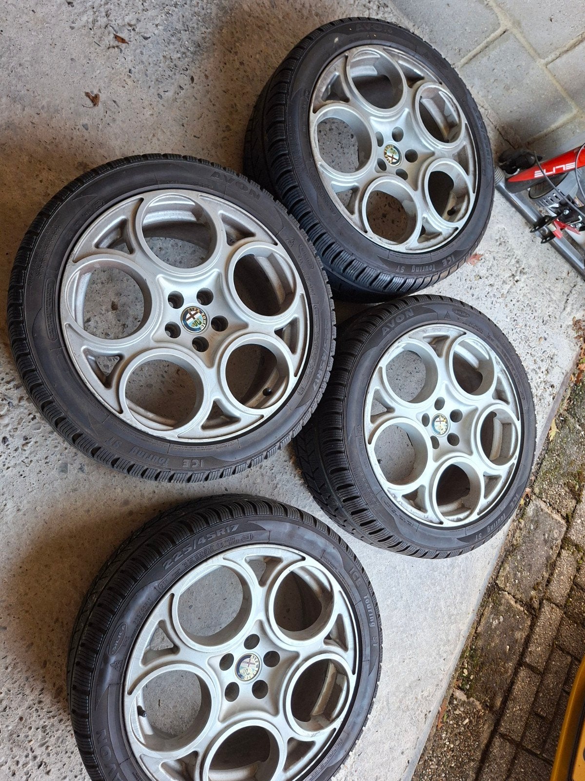 Alfa Romeo 17 inch velgen met winterbanden, Ophalen, Gebruikt, Banden en Velgen, 17 inch