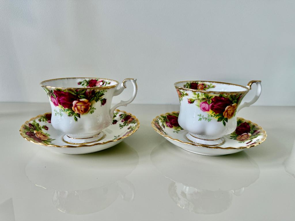 Royal Albert, kop en schotel (2x), Ophalen of Verzenden, Zo goed als nieuw, Porselein, Kop en/of schotel