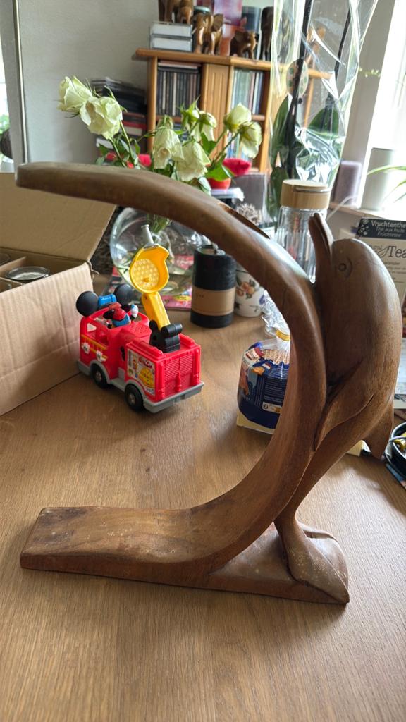 Mooie licht houten wijnhouder met dolfijn erbij, Verzamelen, Beelden en Beeldjes, Ophalen of Verzenden
