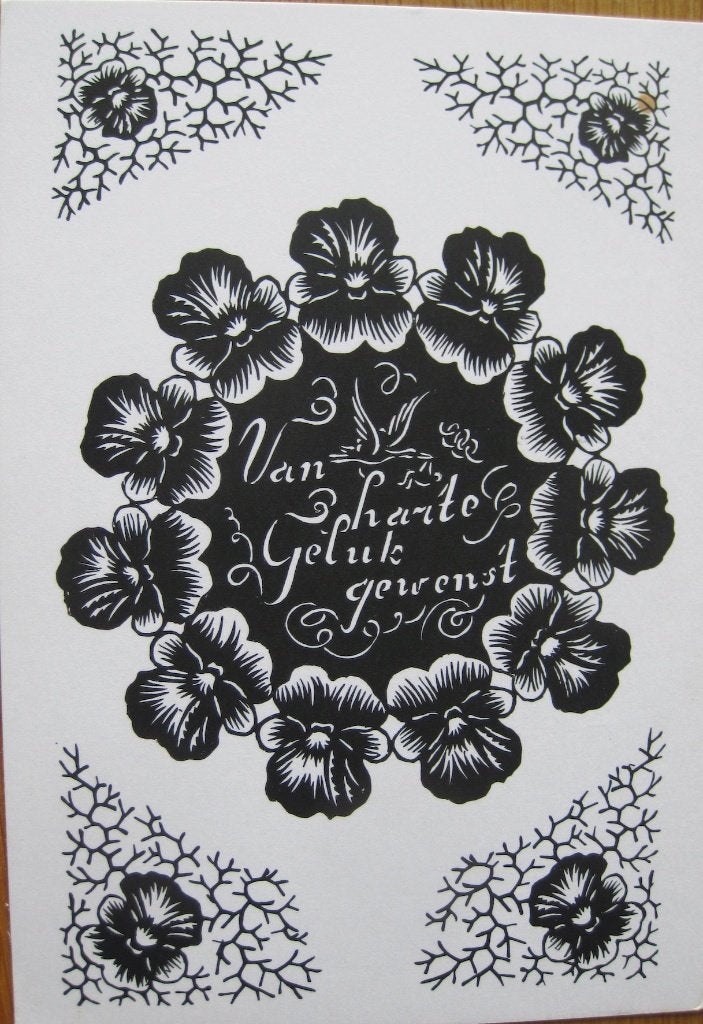 Knipkunst op ansichtkaart - bloemenkrans - geluk gewenst, Ophalen of Verzenden, 1960 tot 1980, Gelopen