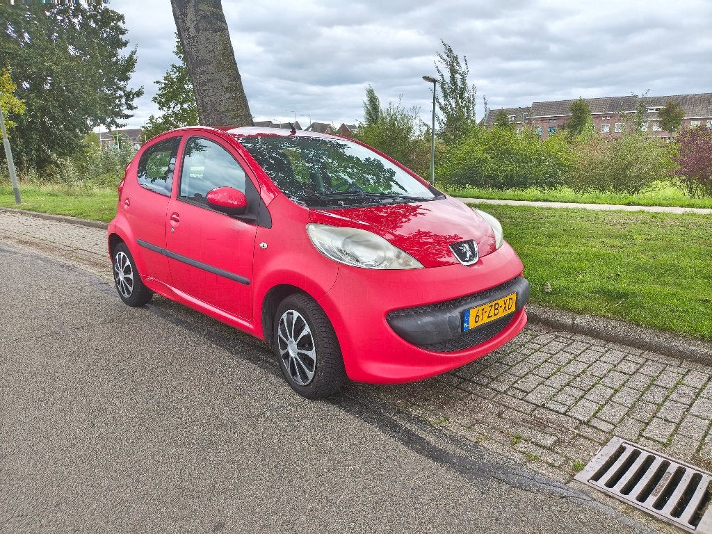 Peugeot 107, niet meer moeders mooiste, motorisch nog goed, Stof, 4 stoelen, 68 pk, Origineel Nederlands