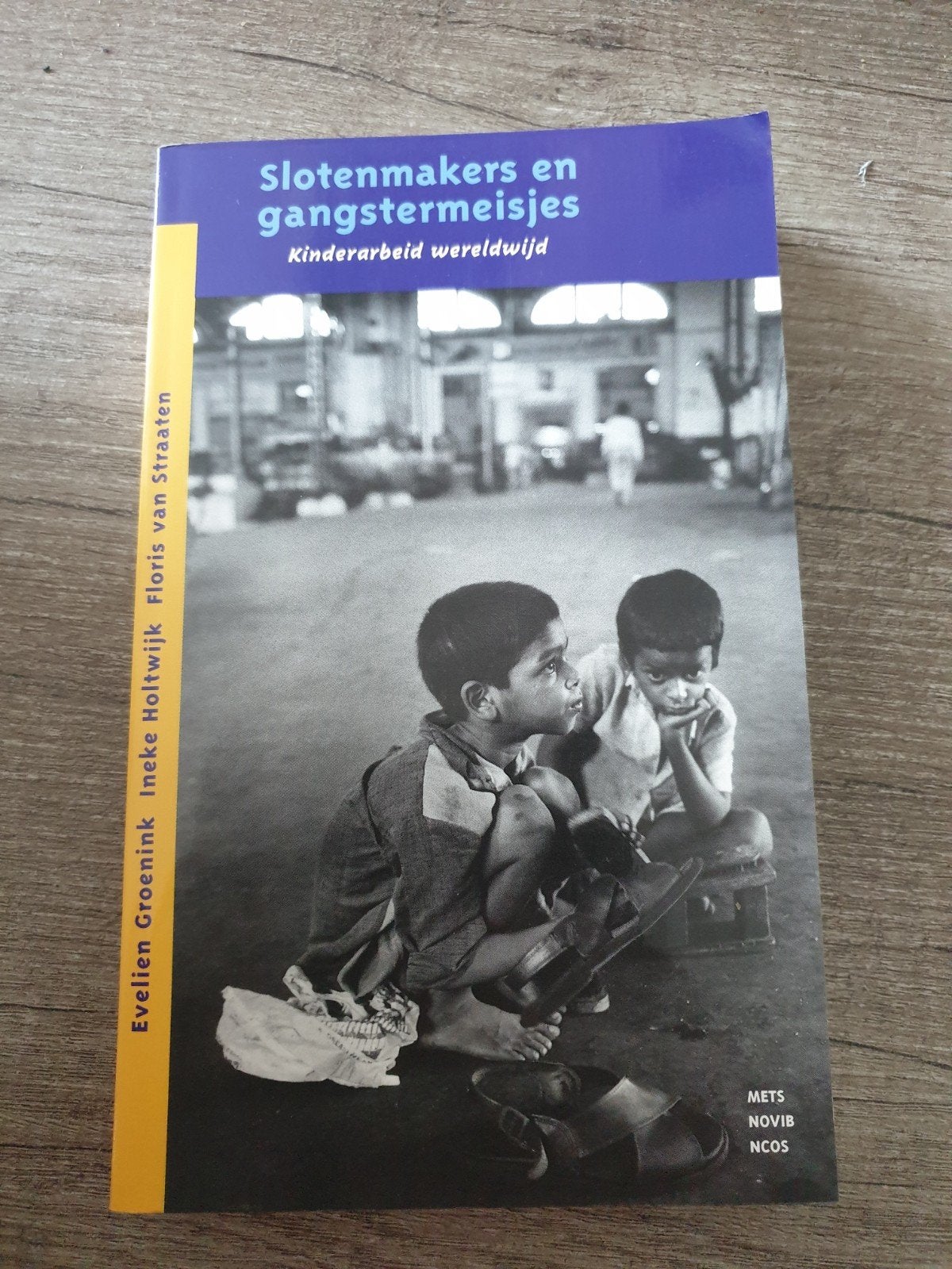 Slotenmakers en gangstermeisjes: Kinderarbeid wereldwijd, Ophalen of Verzenden, Gelezen, Evelien Groenink, Ineke Holtwijk, Floris van Straaten