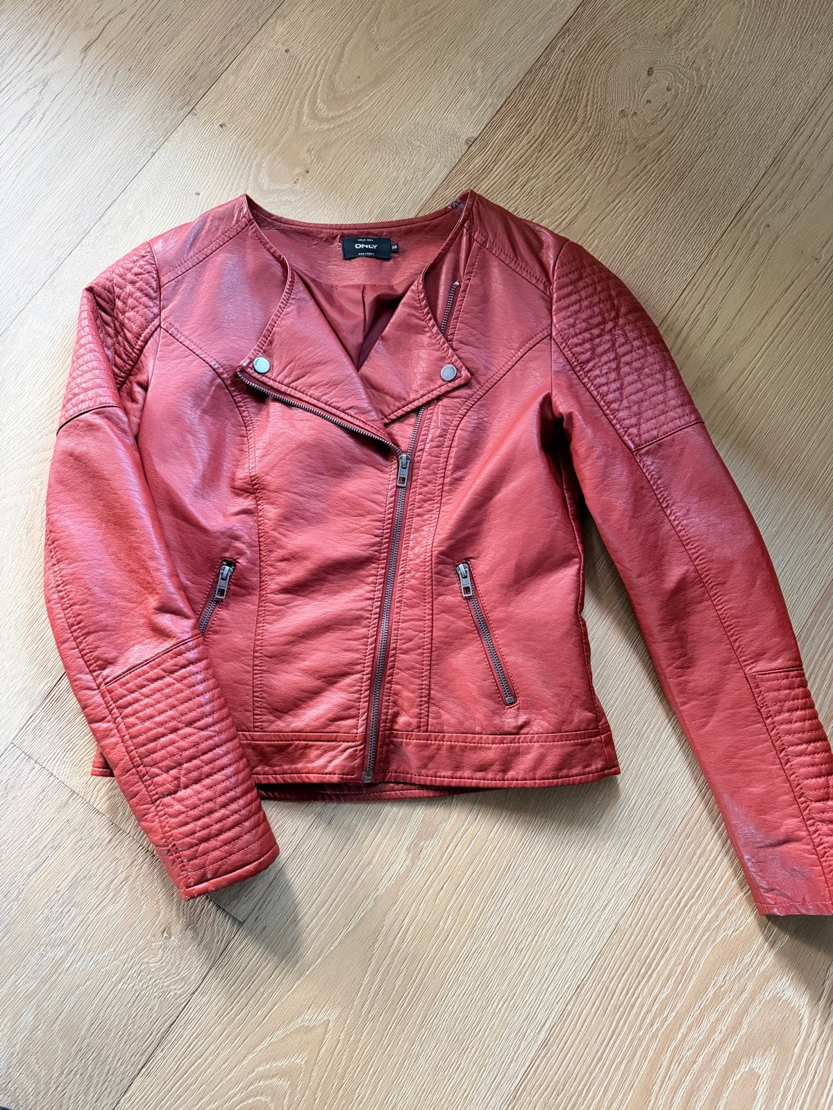 Only rood leren jasje maat 38/40 (M), Ophalen of Verzenden, Gedragen, Maat 38/40 (M), Rood