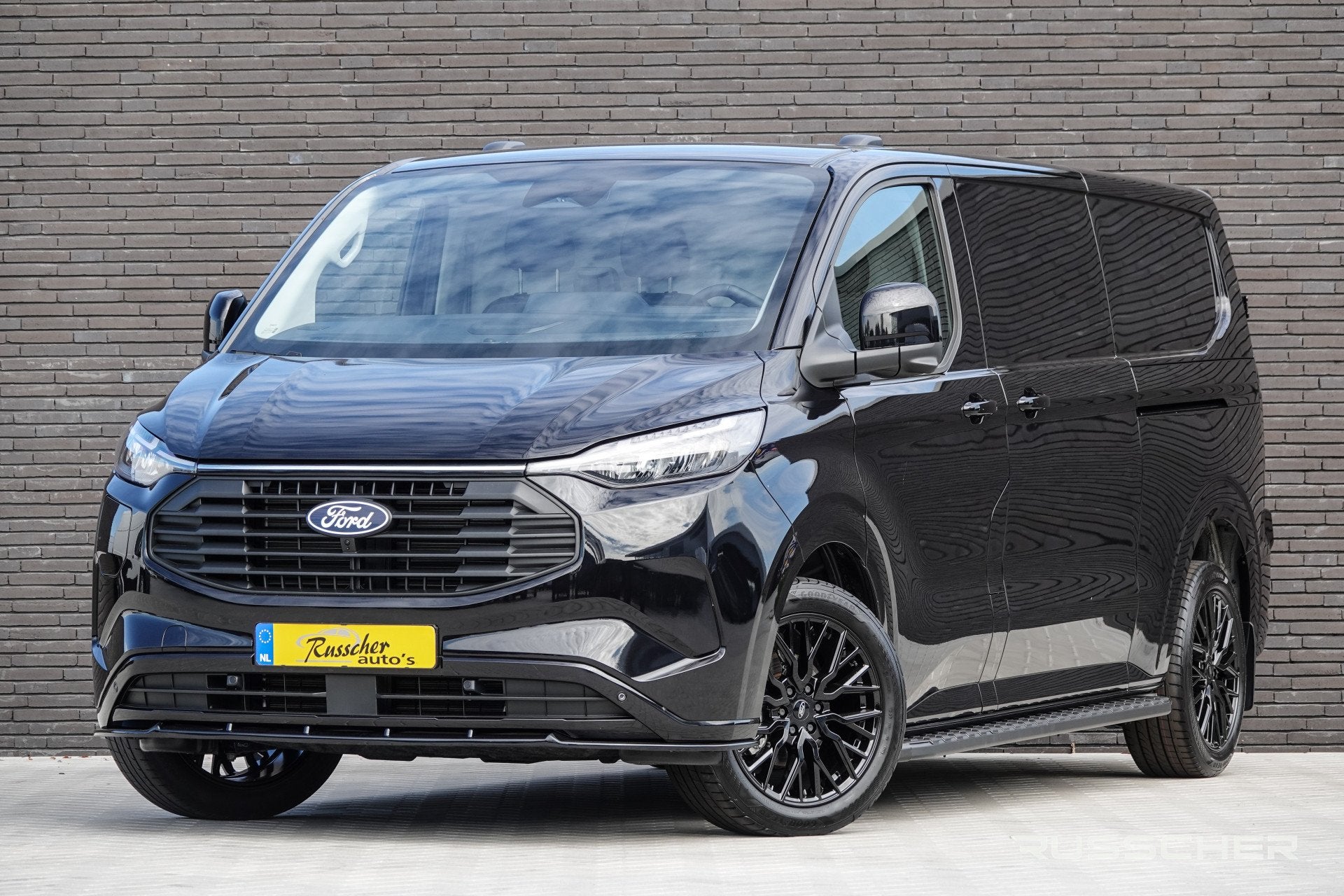 Ford Transit Custom L2H1 2.5PHEV 233Pk Aut. | Limited | Plug, Stof, Gebruikt, Zwart, 4 cilinders