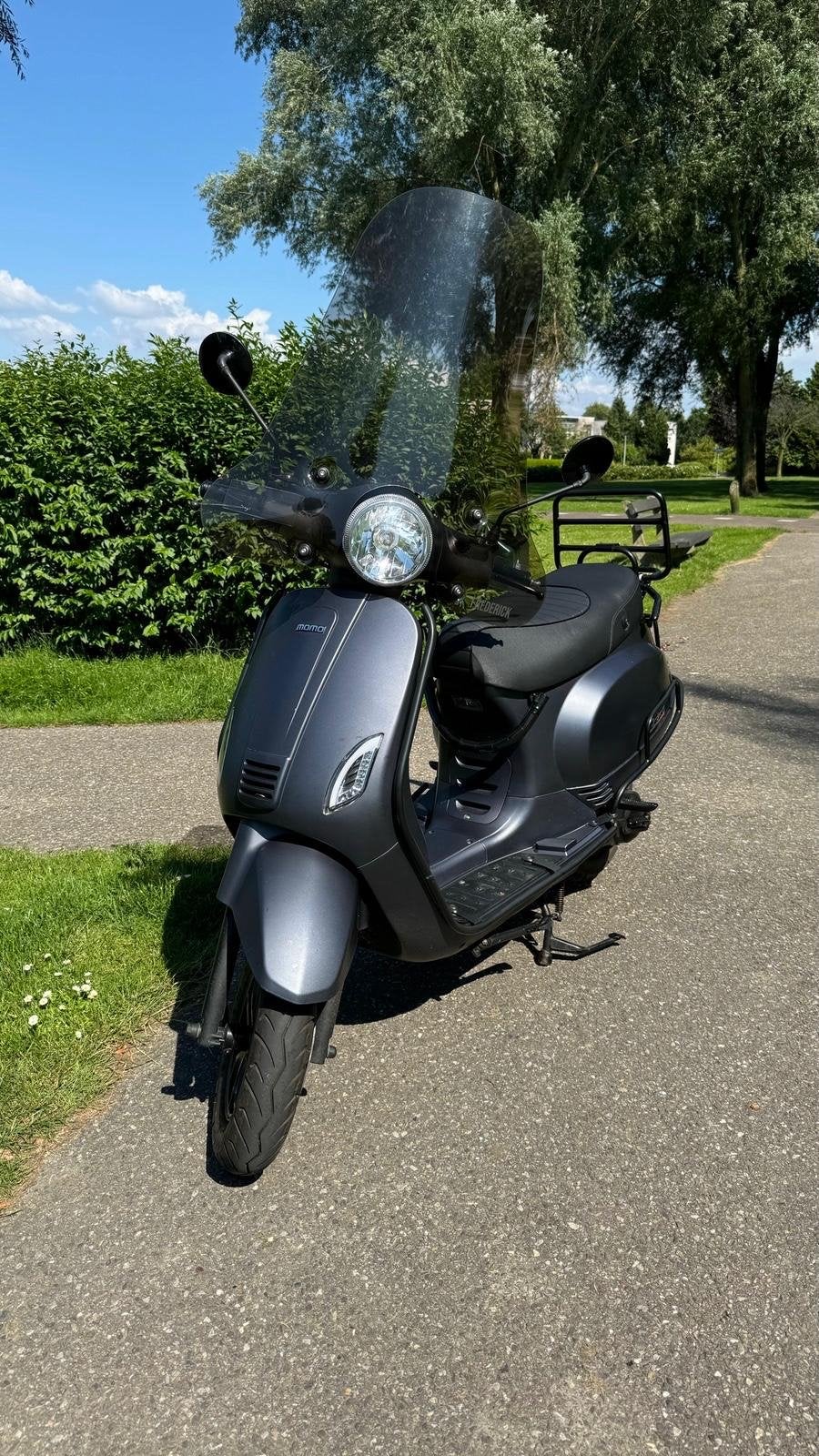 Momo Morino Scooter - Geel kenteken slechts 2616 km, Ophalen, Maximaal 45 km/u, Zo goed als nieuw, Benzine