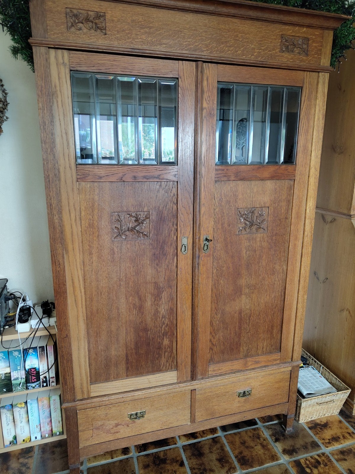 Antieke eikenhouten kast met geslepen glas en snijwerk, Antiek en Kunst, Antiek | Meubels | Kasten, Ophalen