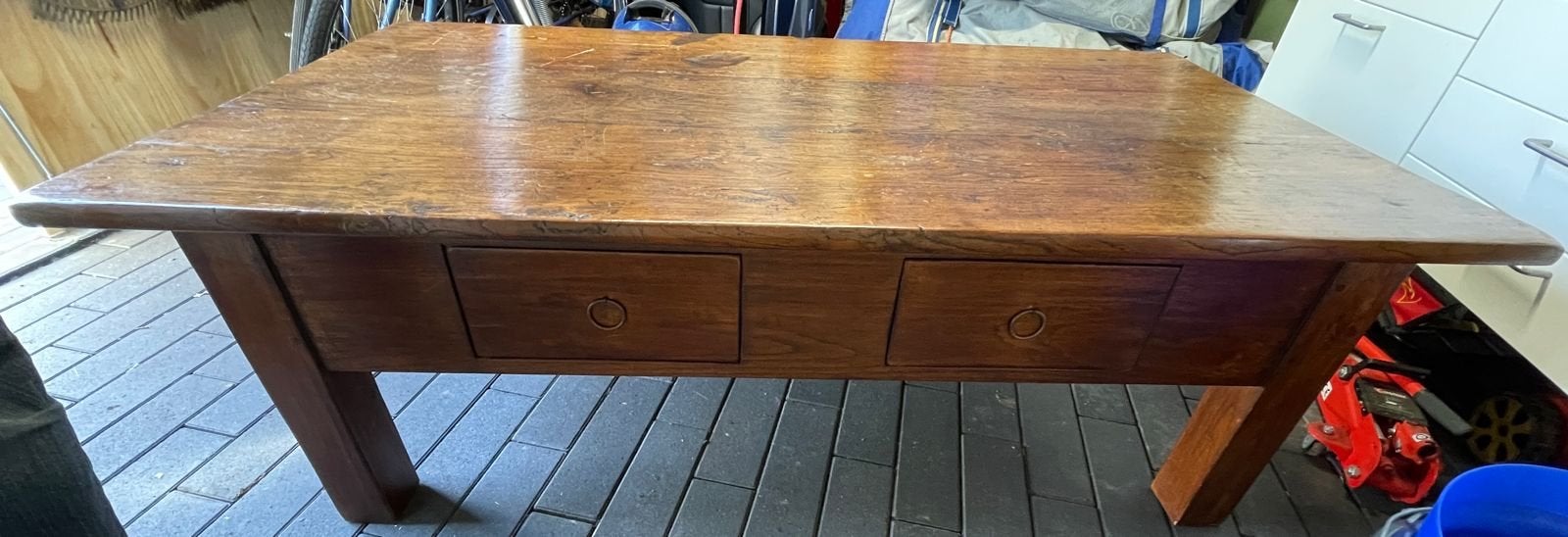 Robuuste houten salontafel met lades, Antiek en Kunst, Ophalen