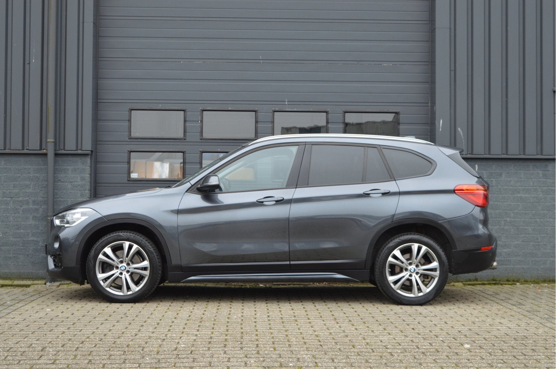 BMW X1 xDrive20i Centennial High Executive | PANO |, Auto's, BMW, 1998 cc, Gebruikt, Leder, Bedrijf