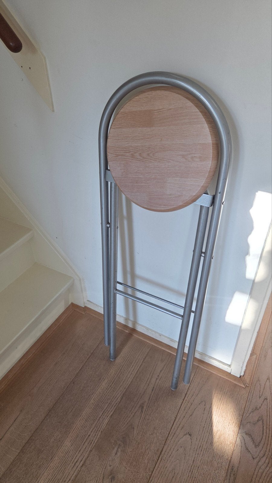 Opvouwbare kruk met houten zitting en metalen frame, Ophalen, Gebruikt, 60 tot 90 cm, 1 kruk