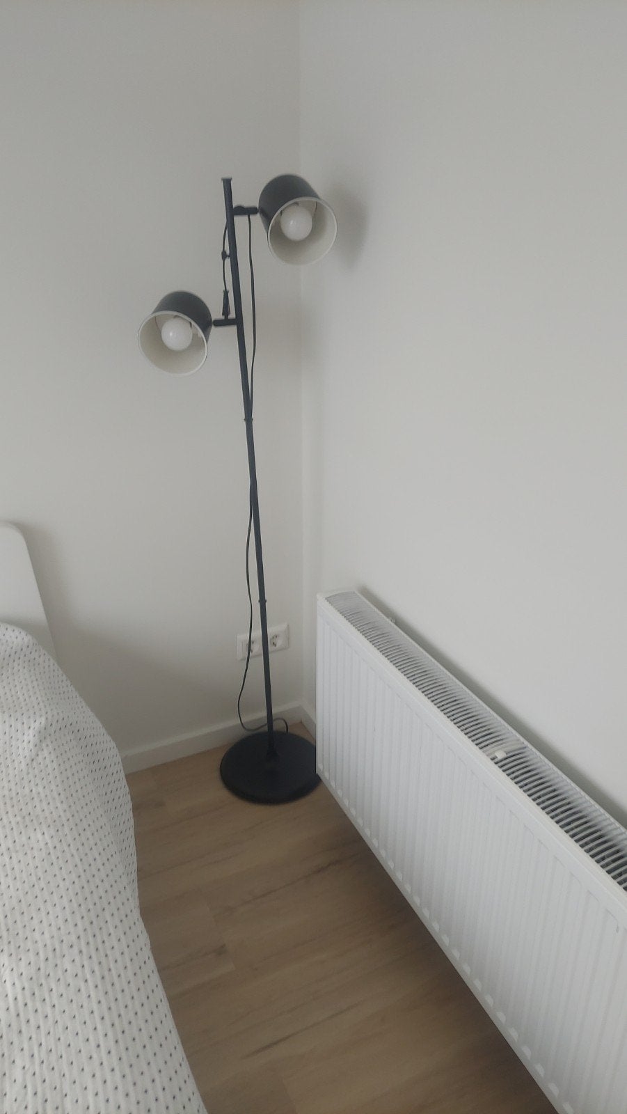 Zwarte vloerlamp met twee verstelbare spots, Ophalen