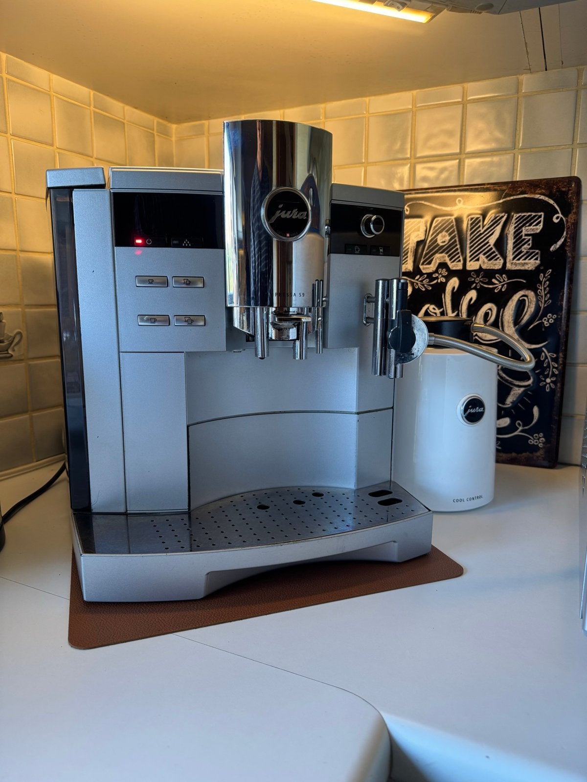 Jura Impressa S9 One Touch met melkkoeler, Ophalen, Afneembaar waterreservoir, Gebruikt, 10 kopjes of meer