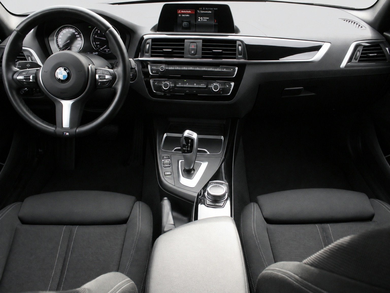 BMW 1-serie 118i Sport Line Shadow LED I NAVI I CRUISE I DIG, Auto's, Dealer onderhouden, Gebruikt, Zwart, Wit
