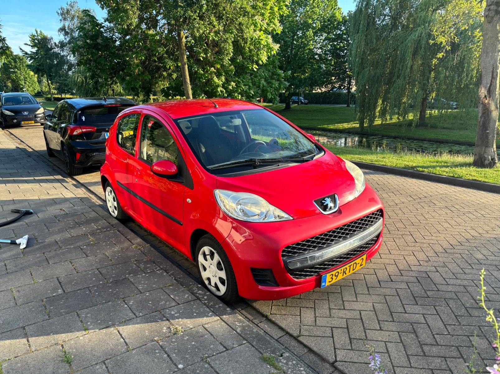 Peugeot 107 1.0 12V 5DR 2011, Auto's, Peugeot, Benzine, A, Hatchback, Handgeschakeld, Origineel Nederlands, Rood, Zwart, Stof