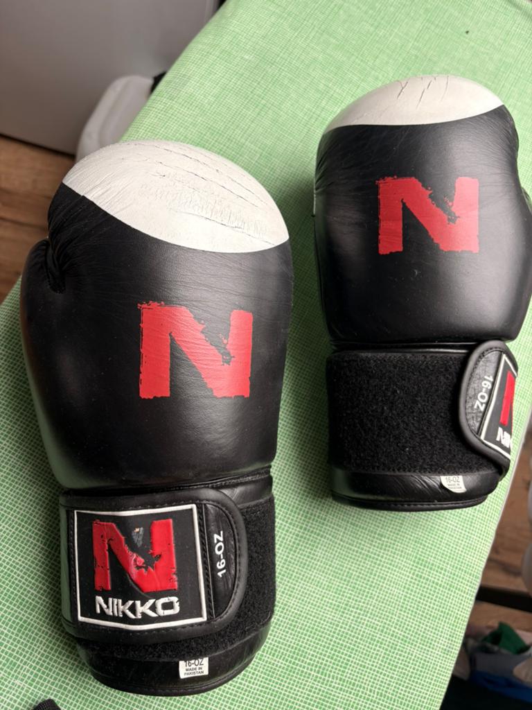 Nikko bokshandschoenen 16-oz, zwart/wit., Ophalen, Gebruikt, Bokshandschoenen