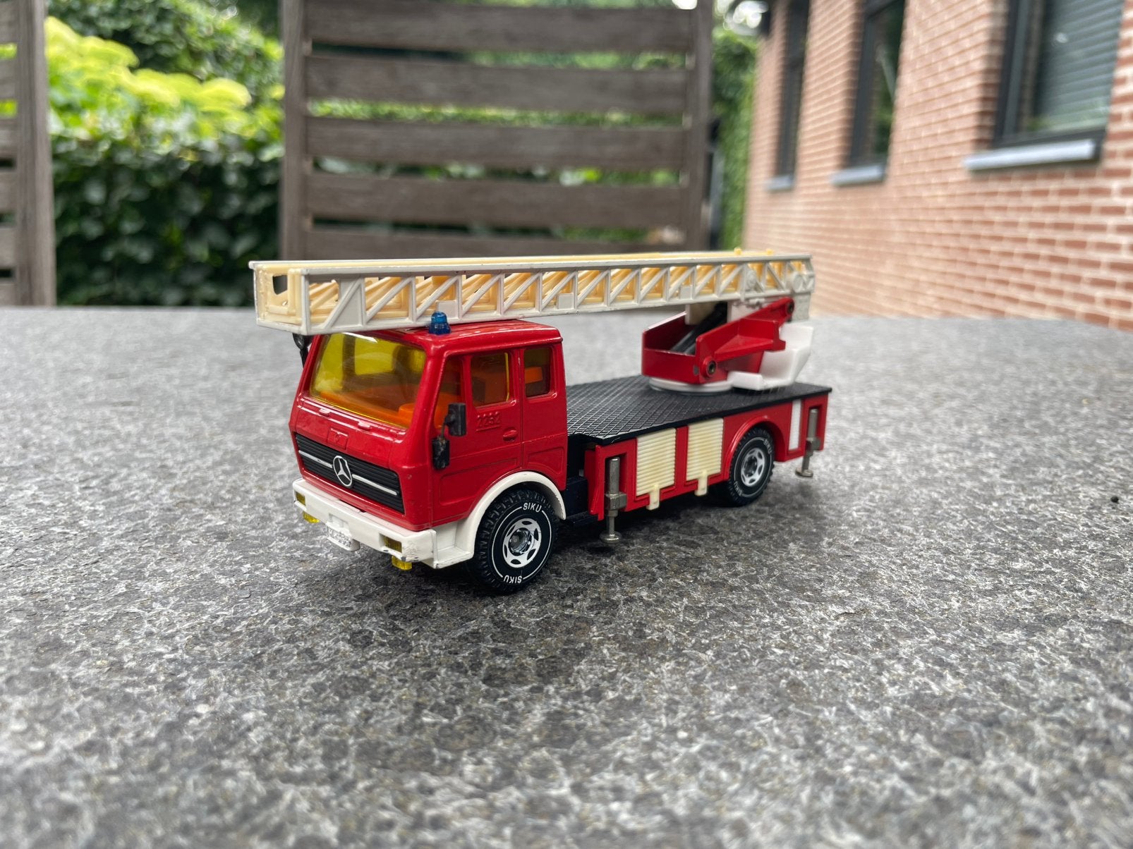 Siku 2819 - Mercedes 2232 ladderwagen brandweer, Ophalen of Verzenden, Gebruikt, Bus of Vrachtwagen, SIKU
