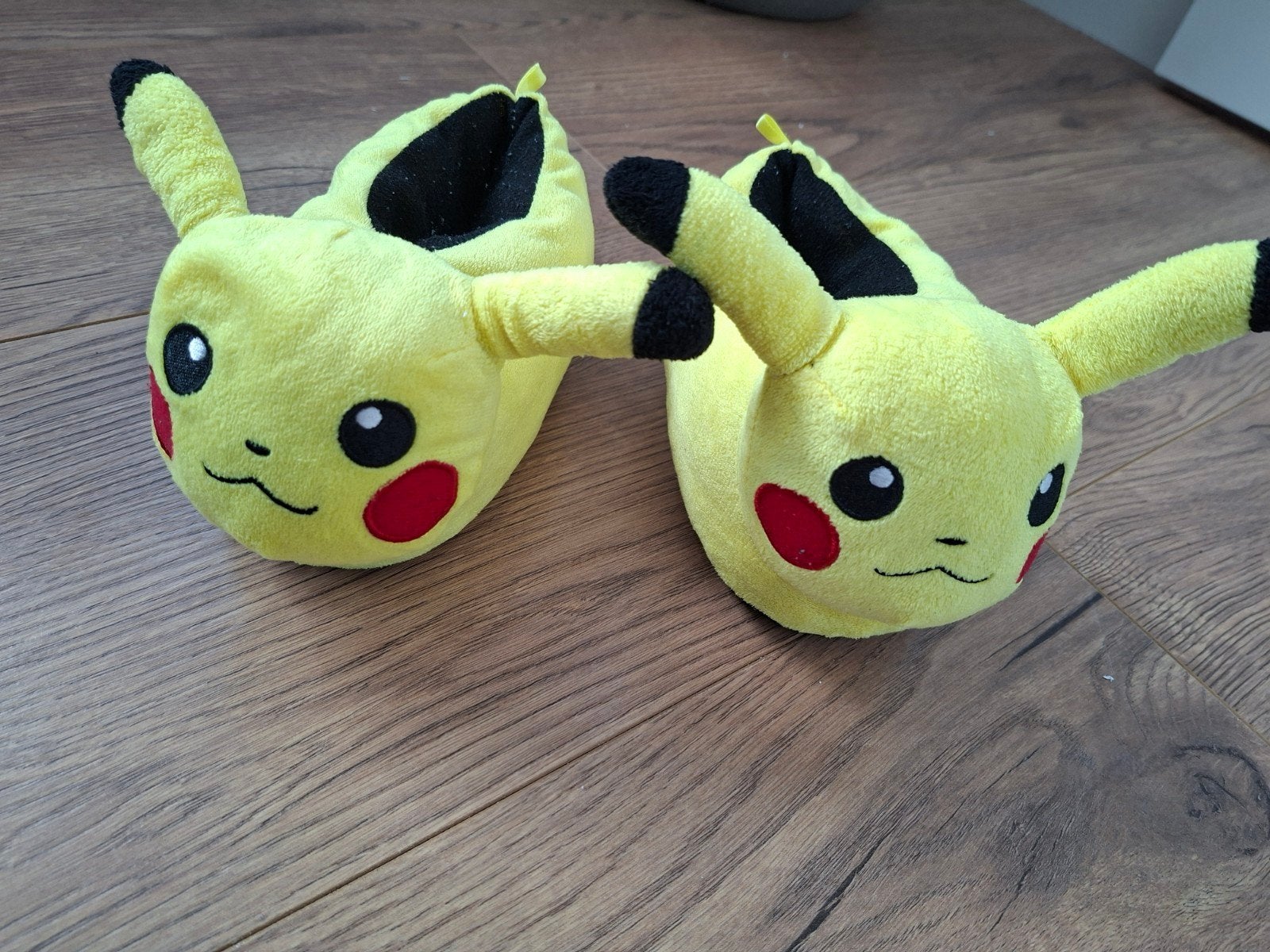 Pikachu pantoffels maat 30, Ophalen, Jongen of Meisje, Overige typen, Zo goed als nieuw