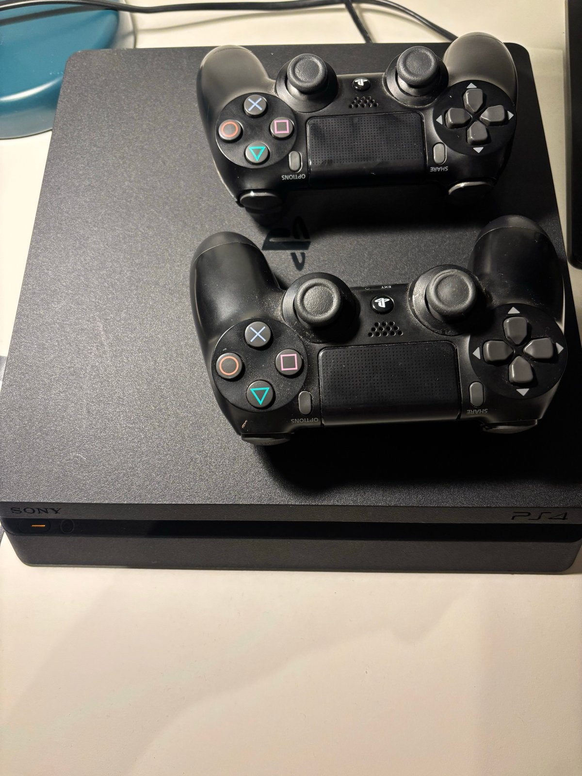 Sony PlayStation 4 Slim met 2 controllers, Ophalen, 500 GB, Met 2 controllers, Zo goed als nieuw