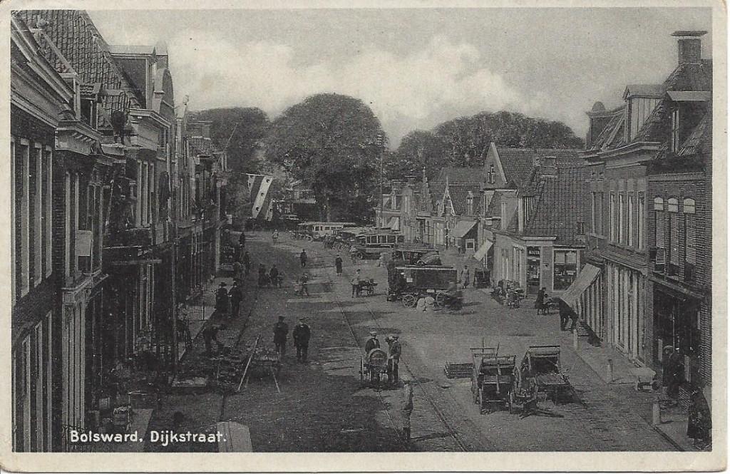 Bolsward (Fr.) Dijkstraat, veel Volk en Auto's, gelopen 1935, Ophalen of Verzenden, 1920 tot 1940, Gelopen, Friesland