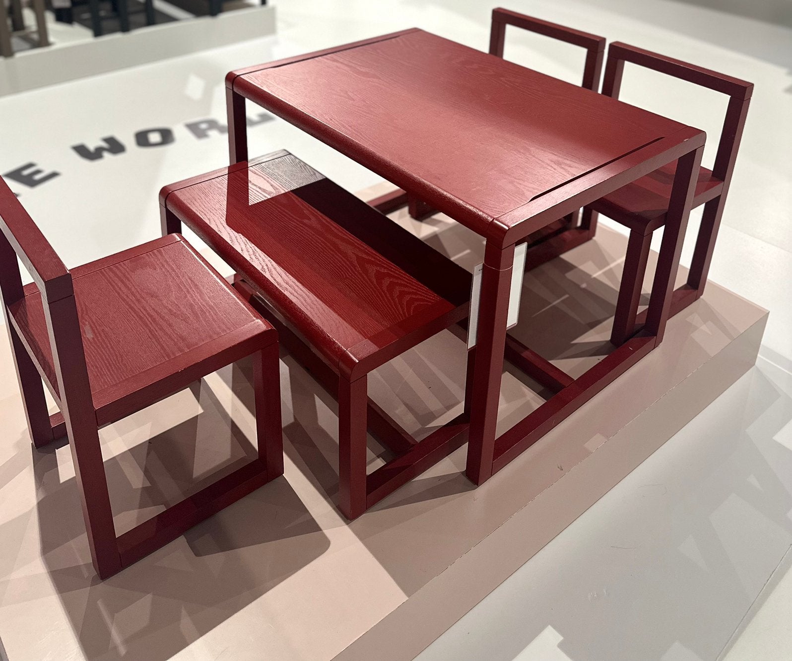 Ferm Living Tafel + bankje + stoeltjes Poppy Red, Ophalen, Zo goed als nieuw, Tafel(s) en Stoel(en)