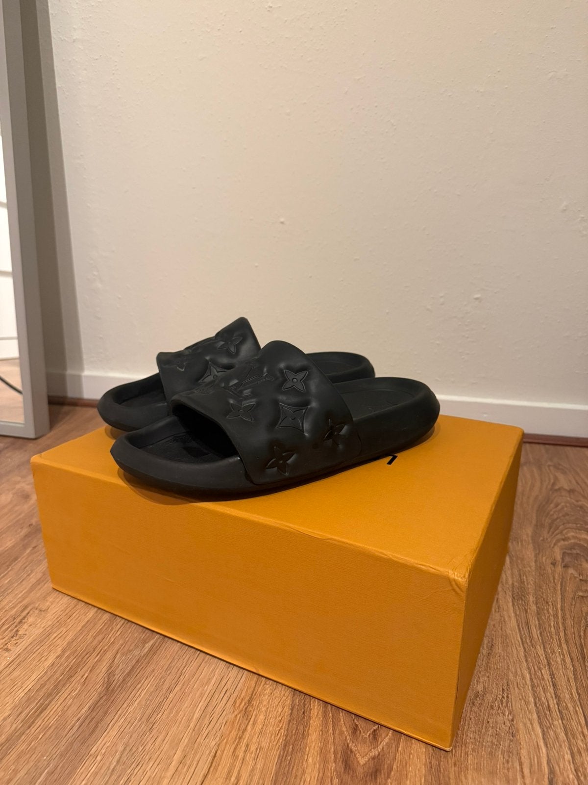 Louis Vuitton slippers, Kleding | Heren, Schoenen, Slippers, Zwart, Ophalen of Verzenden, Zo goed als nieuw