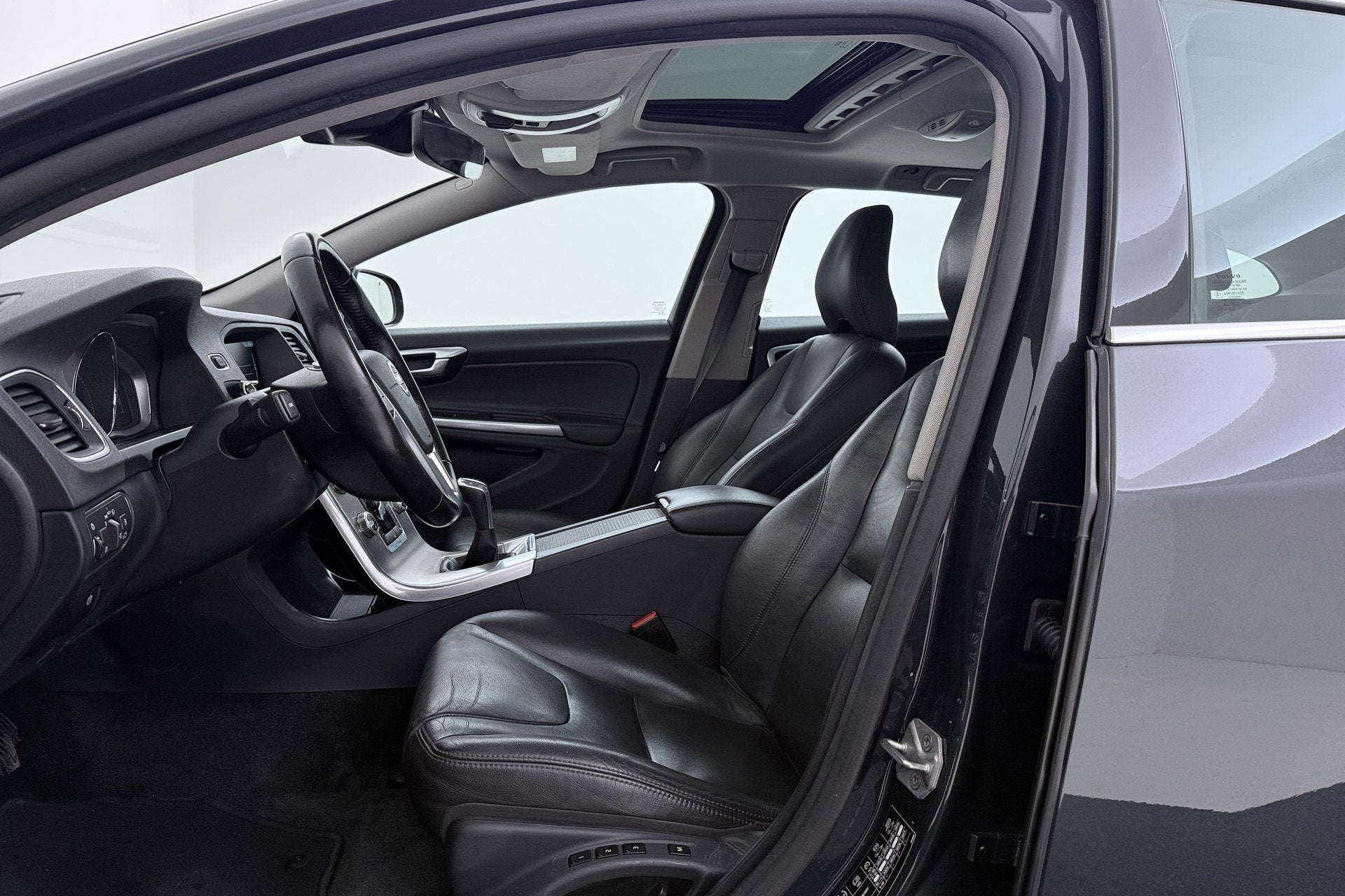 Volvo V60 2.0 T4 Nordic+ | Org NL | Schuif-/Kanteldak | Leer, Auto's, 1969 cc, Handgeschakeld, 1600 kg, 84 €/maand