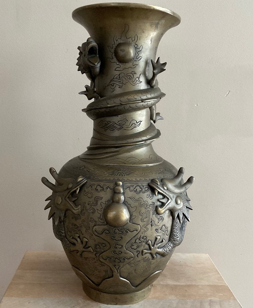 19de eeuwse Chinese draken vaas van brass onderzijde gemerkt, Antiek en Kunst, 42 cm, Gemerkt, Ophalen of Verzenden, China