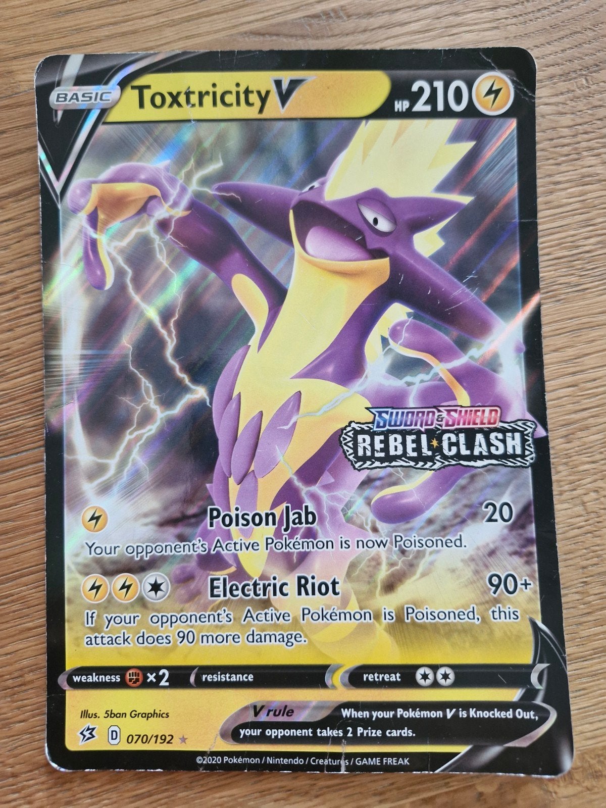 Mega Pokémon Kaart: Toxtricity V - Sword & Shield Rebel Clas, Ophalen of Verzenden, Gebruikt, Losse kaart