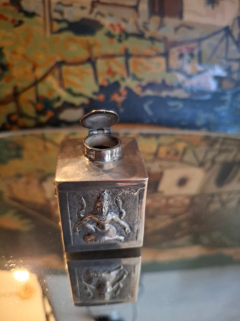 EEN oude thee busje met deksel en thee er nog in, Ophalen of Verzenden