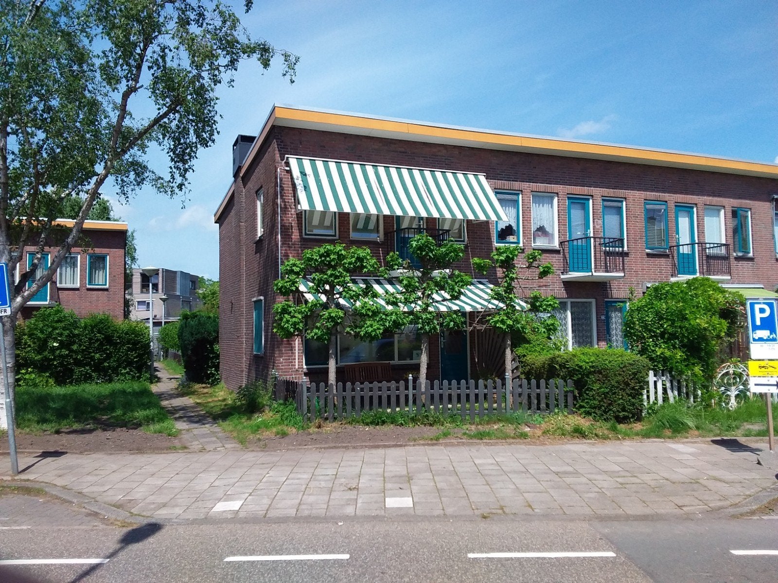 2 crème witte uitvalschermen met groen-wit gestreept doek, Ophalen, Gebruikt, 450 cm of meer, Elektrisch