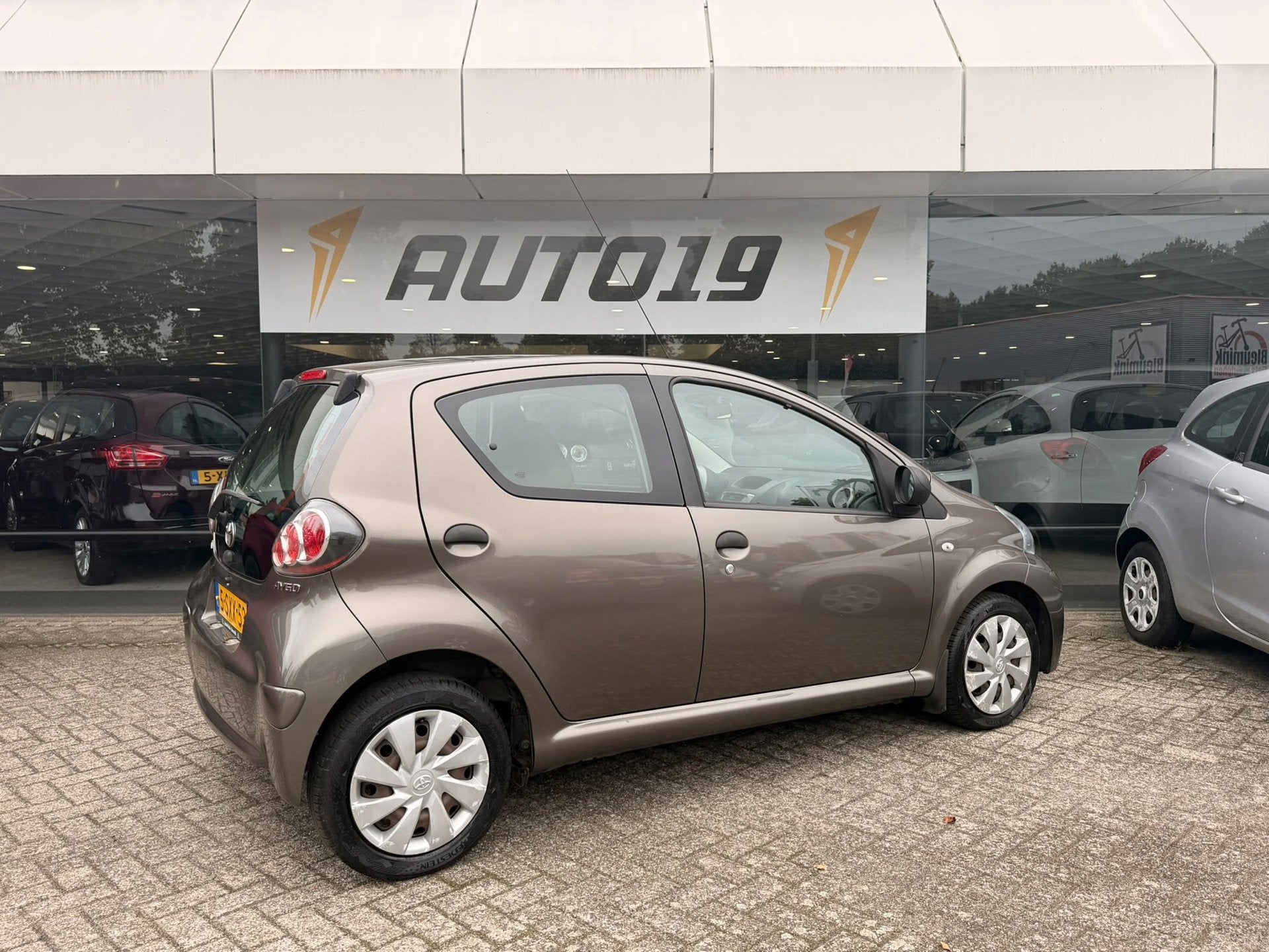 Toyota Aygo 1.0 VVT-i Now, Auto's, Voorwielaandrijving, Stof, Gebruikt, Bruin