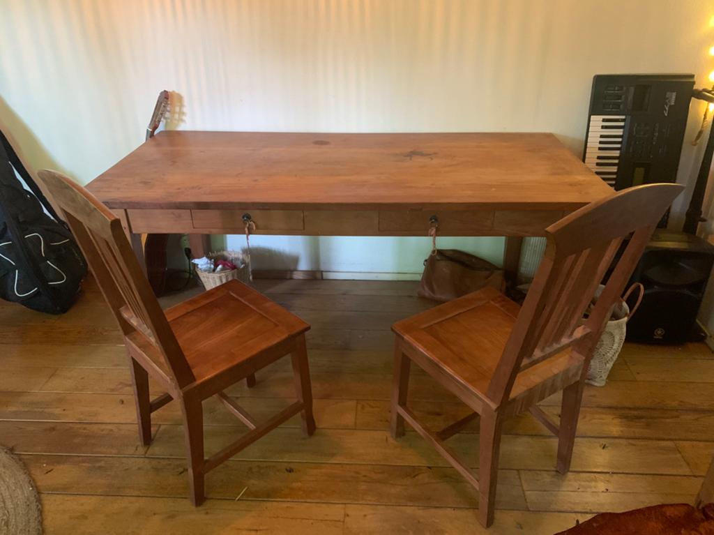 Massief houten eettafel met twee stoelen, Ophalen, Gebruikt, 100 tot 150 cm, Vijf personen of meer