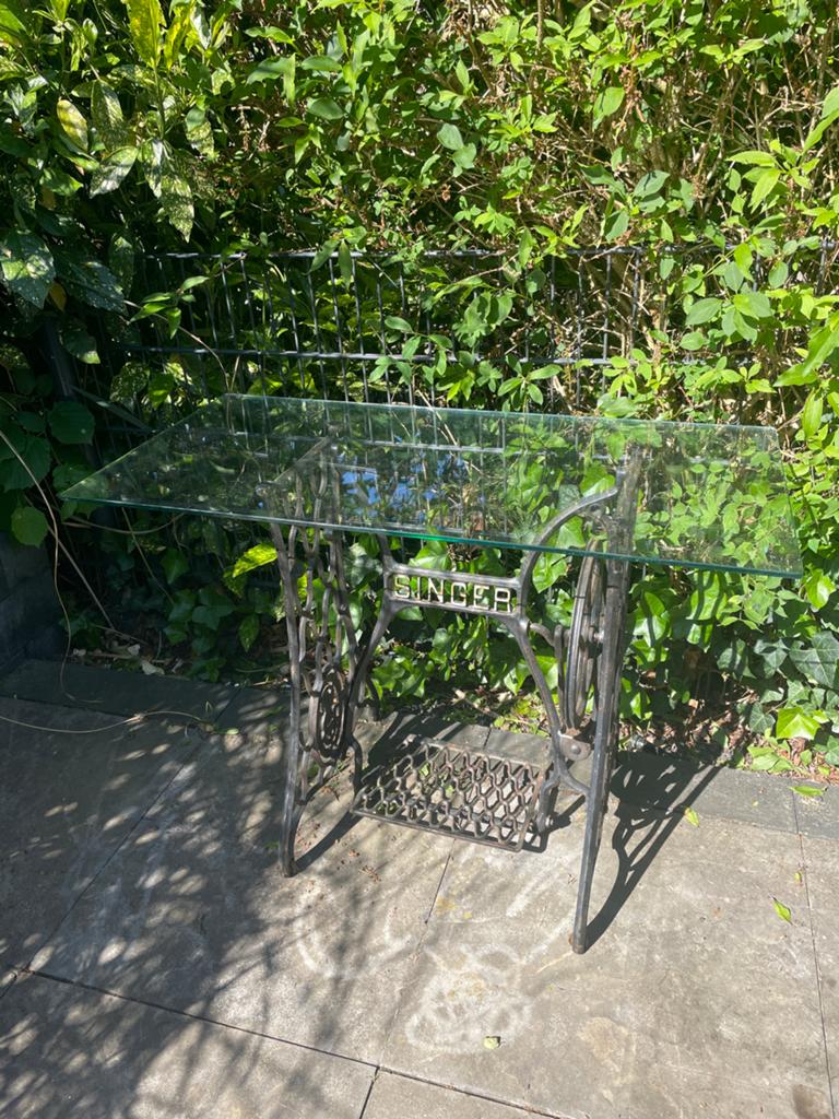 Vintage Singer Naaimachine Onderstel met Glazen Blad, Ophalen