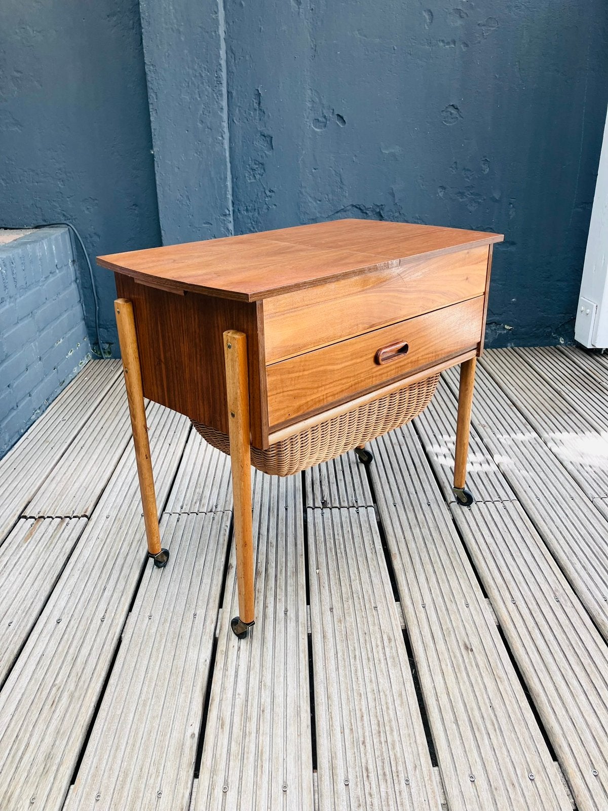 Vintage Naaittafeltje / tafel / kastje / naaidoos. Teak, Ophalen, 50 tot 100 cm, Zo goed als nieuw, Teakhout