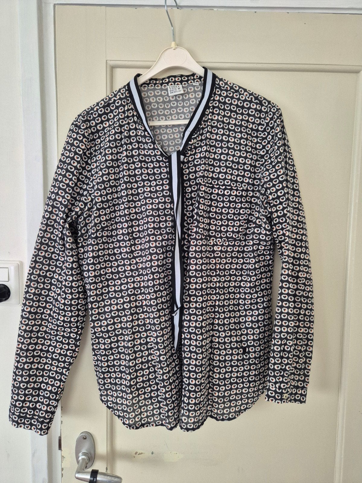 zwart met witte blouse maat 42 van Emily van den Bergh. prin, Kleding | Dames, Zwart, Ophalen of Verzenden, Zo goed als nieuw
