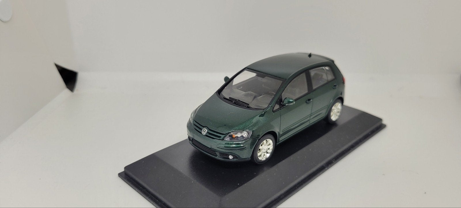 Minichamps VW Golf5  1.6 Plus, Hobby en Vrije tijd, Modelauto's | 1:43, Ophalen of Verzenden, Zo goed als nieuw, Auto, MiniChamps