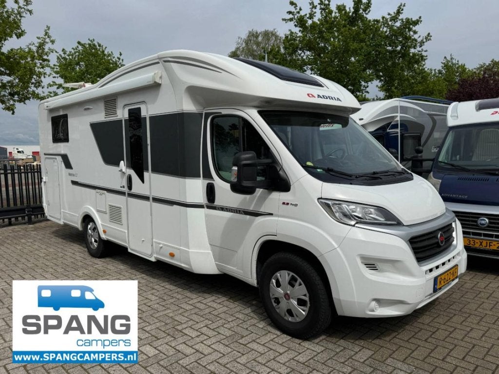 Adria Matrix Plus 670 SC '20 Queensbed Hefbed Levelsysteem, Caravans en Kamperen, Fiat, Bedrijf, Adria, L-zit