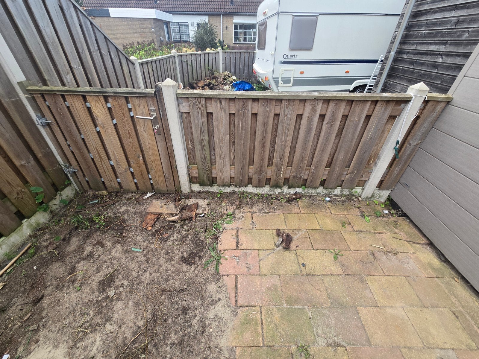 Betonnen hek met houten panelen en poort, Ophalen, Gebruikt, Tuinhek, Overige materialen