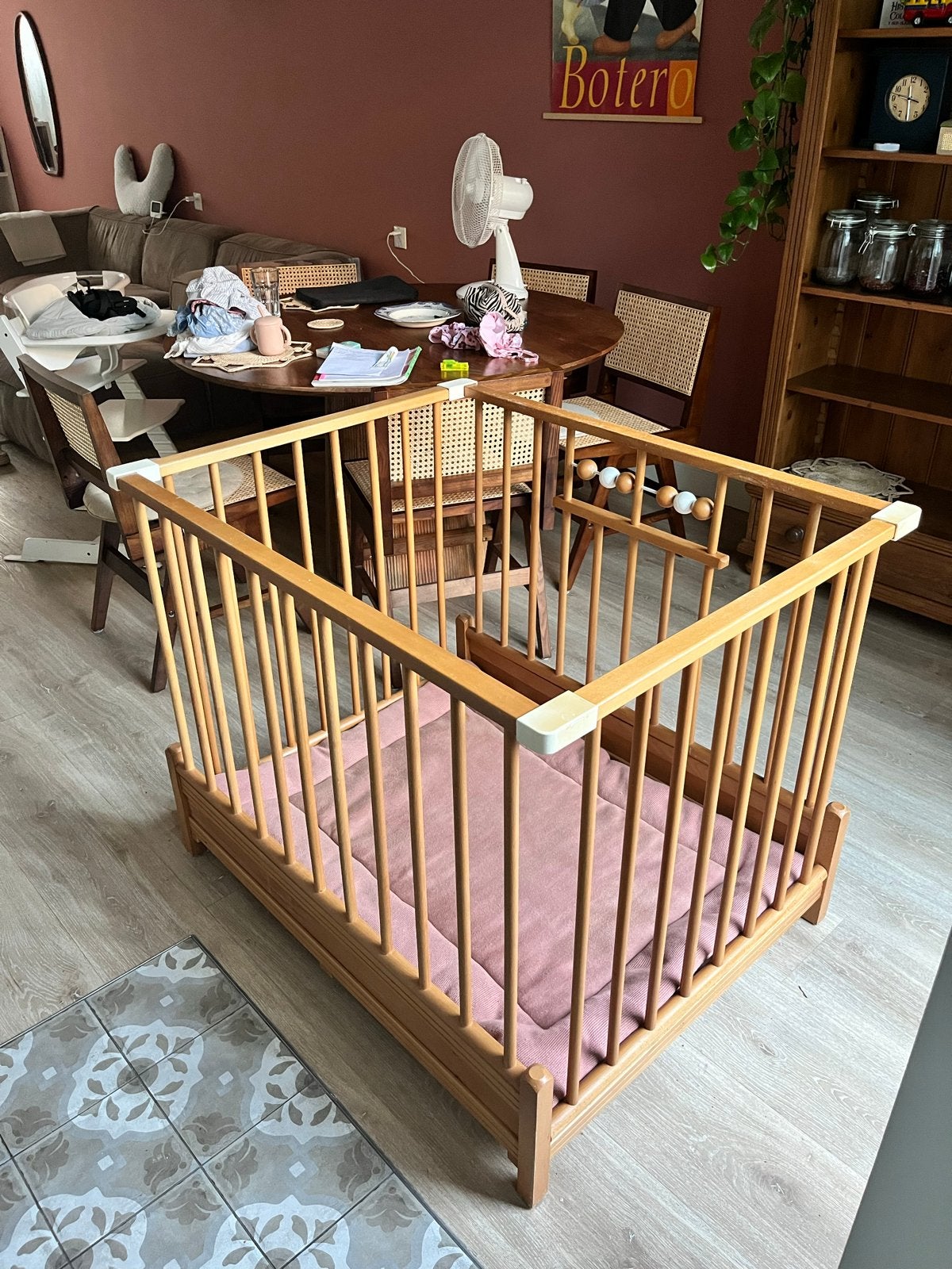 Houten box met roze/rode boxkleed, Kinderen en Baby's, Boxen, Gebruikt, Vierkant, Boxkleed, Ophalen